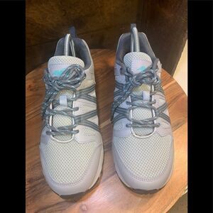 Avia, like brand new, sneakers.  Inv 5198